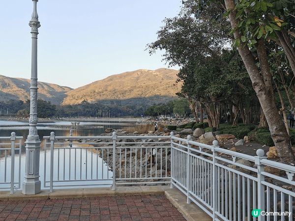 迪欣湖那景色，簡直美，湖水藍得跟藍寶石一樣，看得人心曠神怡。...