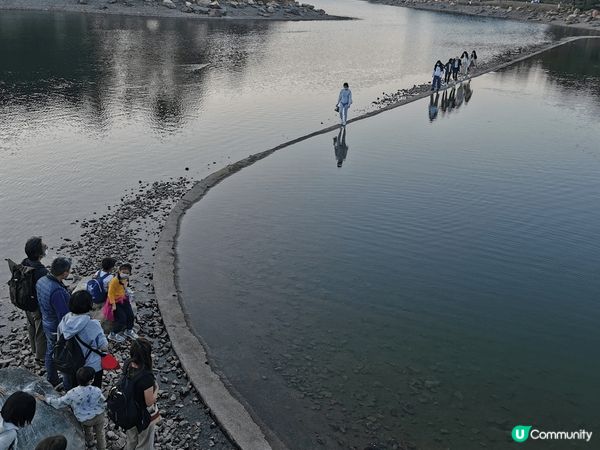 迪欣湖那景色，簡直美，湖水藍得跟藍寶石一樣，看得人心曠神怡。...