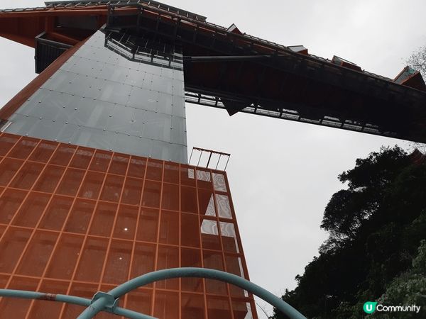 基隆塔設有１條全長87公尺的天空步道，連接主普壇和上層的露天...