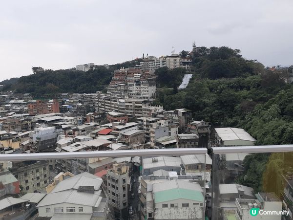 基隆塔設有１條全長87公尺的天空步道，連接主普壇和上層的露天...