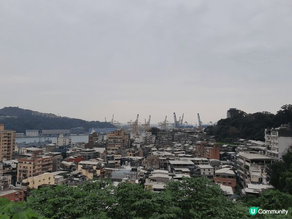 基隆塔設有１條全長87公尺的天空步道，連接主普壇和上層的露天...