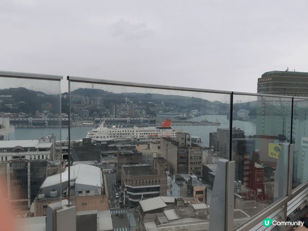 基隆塔設有１條全長87公尺的天空步道，連接主普壇和上層的露天...