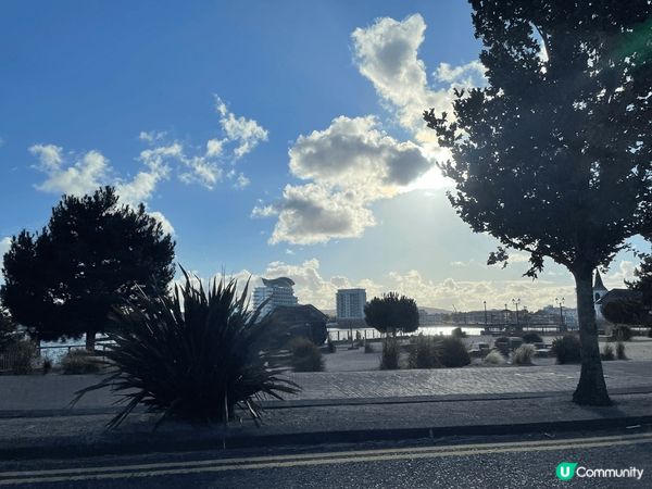 繁華都市燈火輝煌，歷史與現代交融，美食購物樂無窮，體驗城市脈...
