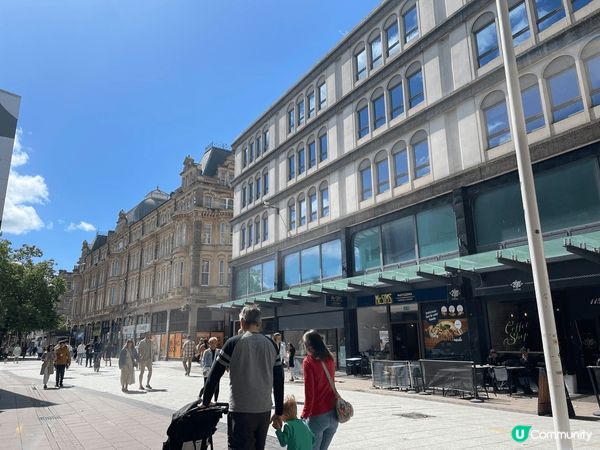 繁華都市燈火輝煌，歷史與現代交融，美食購物樂無窮，體驗城市脈...