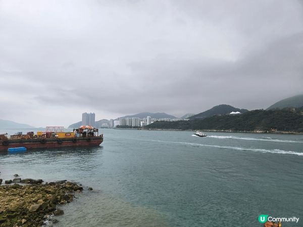 鯉魚門係一個美麗嘅漁村，恬靜嘅避風塘，悠哉悠哉嘅生话，生猛海...