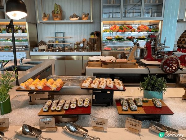 第一次去海洋公園食自助餐，酒店位置方便，有專車接送。餐廳地方...