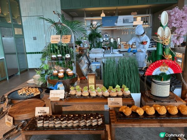 第一次去海洋公園食自助餐，酒店位置方便，有專車接送。餐廳地方...