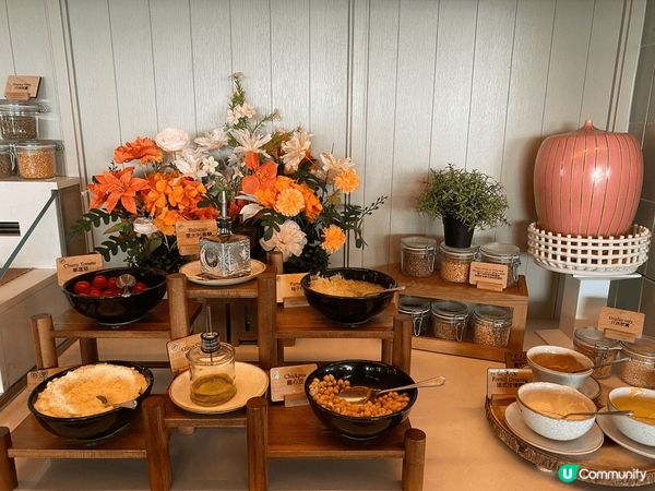 第一次去海洋公園食自助餐，酒店位置方便，有專車接送。餐廳地方...