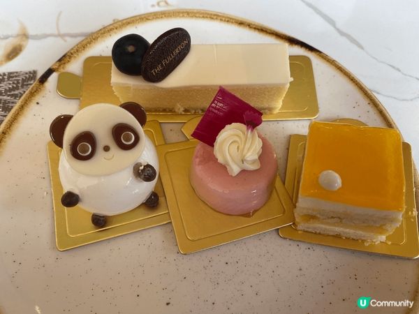 第一次去海洋公園食自助餐，酒店位置方便，有專車接送。餐廳地方...