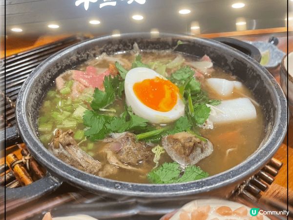 網紅店，有小紅書推介，平日夜晚都要等位。但味道普通。