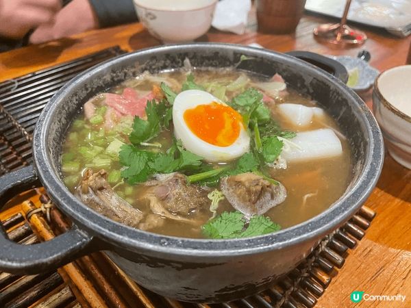 網紅店，有小紅書推介，平日夜晚都要等位。但味道普通。