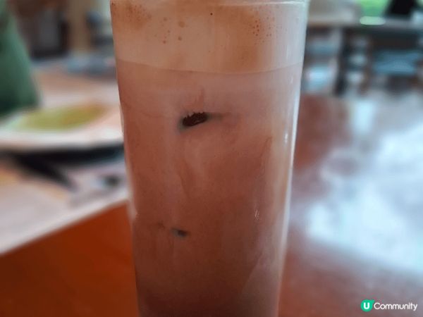 四位閨蜜，選擇了紅磡都會海逸酒店的咖啡廊，享受了一款名為開心...