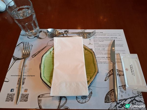 四位閨蜜，選擇了紅磡都會海逸酒店的咖啡廊，享受了一款名為開心...