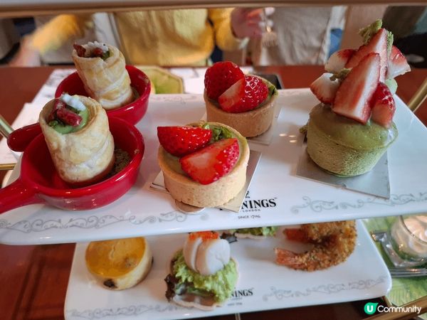 四位閨蜜，選擇了紅磡都會海逸酒店的咖啡廊，享受了一款名為開心...