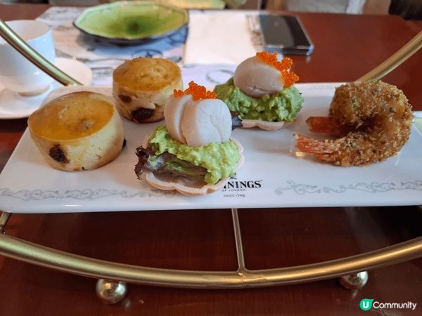 四位閨蜜，選擇了紅磡都會海逸酒店的咖啡廊，享受了一款名為開心...