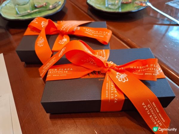 四位閨蜜，選擇了紅磡都會海逸酒店的咖啡廊，享受了一款名為開心...