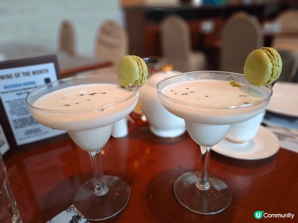 四位閨蜜，選擇了紅磡都會海逸酒店的咖啡廊，享受了一款名為開心...