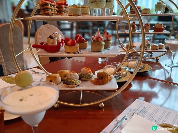 四位閨蜜，選擇了紅磡都會海逸酒店的咖啡廊，享受了一款名為開心...