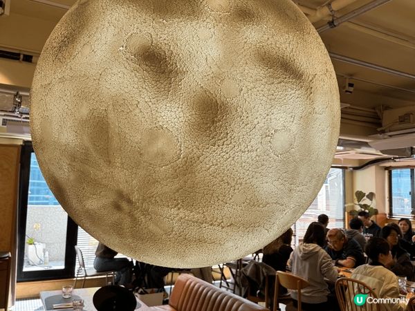 呢間餐廳呢非常之日式優雅有一個好大嘅月亮啦，作為一個點綴咁場...