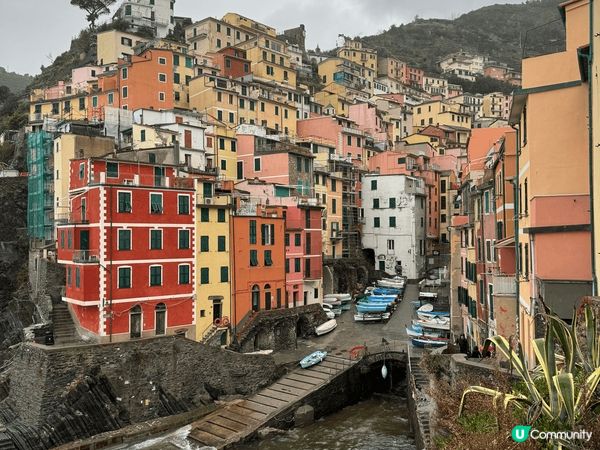 意大利五漁村同米蘭大教堂。五漁村係世界文化遺產兼國家公園，環...