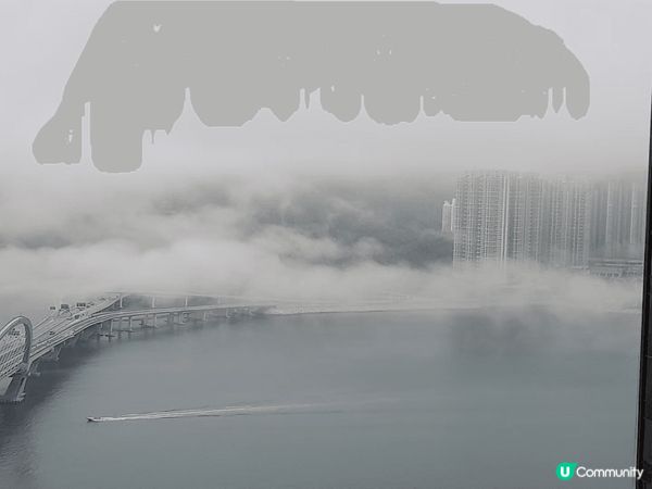 霧鎖香江！今天望向將軍澳海大橋，海霧遮蓋部分大橋。大橋若隱若...