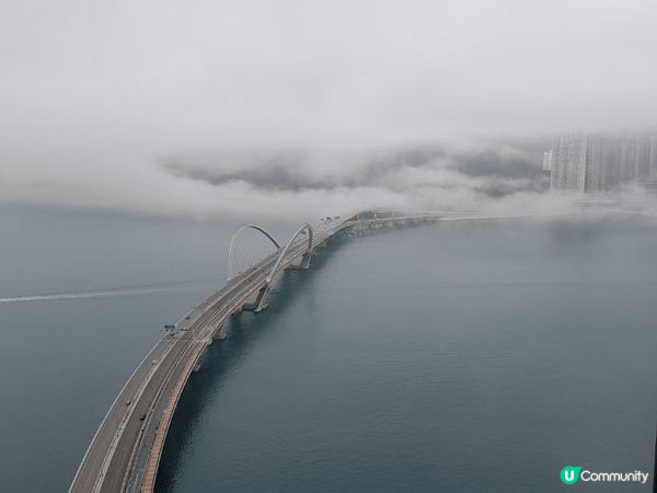 霧鎖香江！今天望向將軍澳海大橋，海霧遮蓋部分大橋。大橋若隱若...