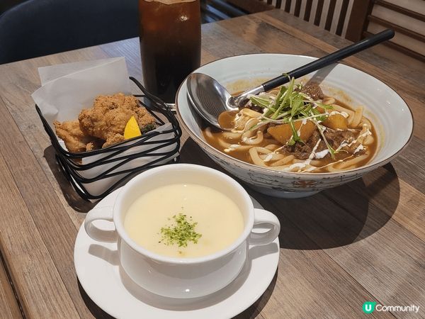 日式洋食店，座位闊落，職員好細心，我著白色衫但點左咖哩，就提...