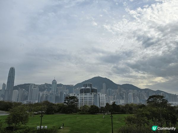 西九文化區近故宮博物館草地，可以飽覽整個維港日落美景，絕對是...