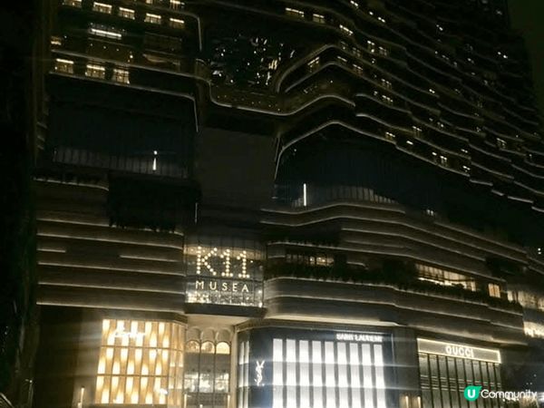 假日好去處，白天在這裡購買最愛的波鞋，晚上吹着海風，真是一大...