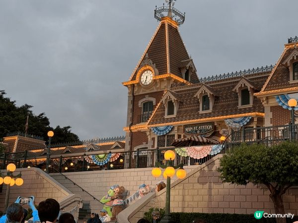 春日花開！我今日黎左香港迪士尼！門口用鮮花砌成的公仔圖案真係...