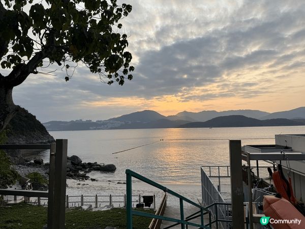 從西貢碼頭上船就可以去到月半灣，海灘的水清晰可望到好靚既海景...