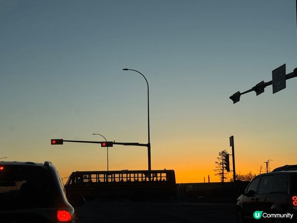 這是一個唯美的日出，金色晨光灑落大地，喚醒沉睡的世界。微風輕...