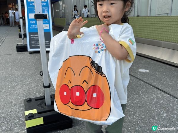 第一次一家三口去旅行，去了日本大阪，帶晴晴去了麵包超人博物館...