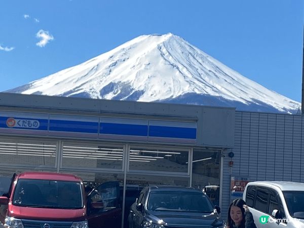 日本富士山，奶油般的雪頂在陽光的照耀下熠熠生輝，清晰明亮的陽...