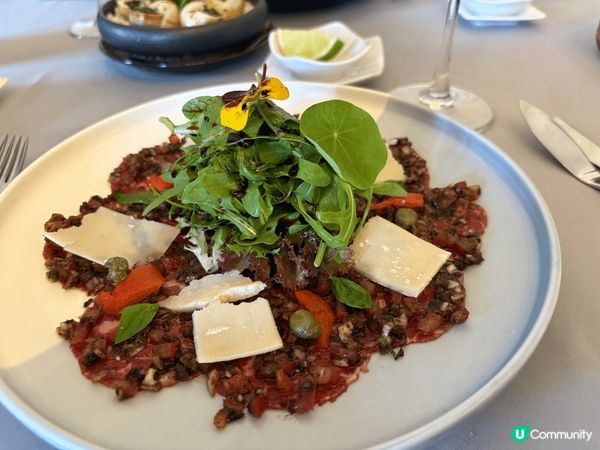 越南蜆港米芝連法國餐廳。前菜未上之前，先品嚐法式麵包，接着是...