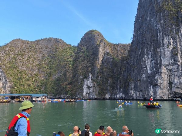 嗰次去下龍灣，我哋參加咗一日遊，真係好精彩！一早就有旅遊巴嚟...