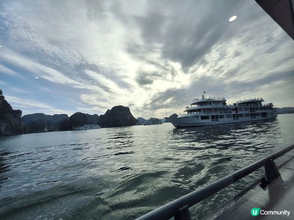 嗰次去下龍灣，我哋參加咗一日遊，真係好精彩！一早就有旅遊巴嚟...