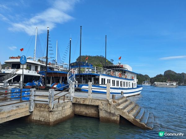 嗰次去下龍灣，我哋參加咗一日遊，真係好精彩！一早就有旅遊巴嚟...