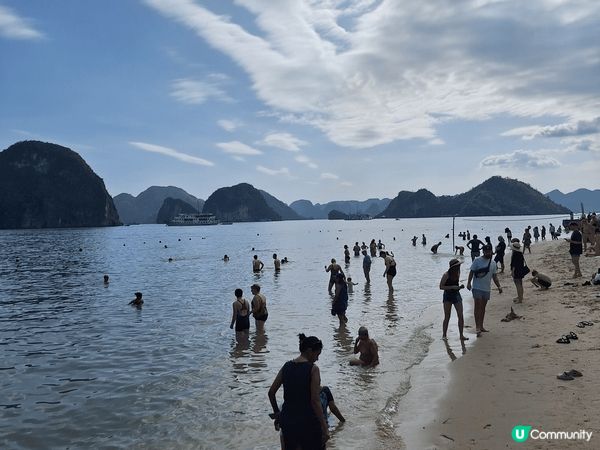 嗰次去下龍灣，我哋參加咗一日遊，真係好精彩！一早就有旅遊巴嚟...