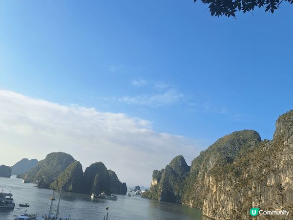 嗰次去下龍灣，我哋參加咗一日遊，真係好精彩！一早就有旅遊巴嚟...