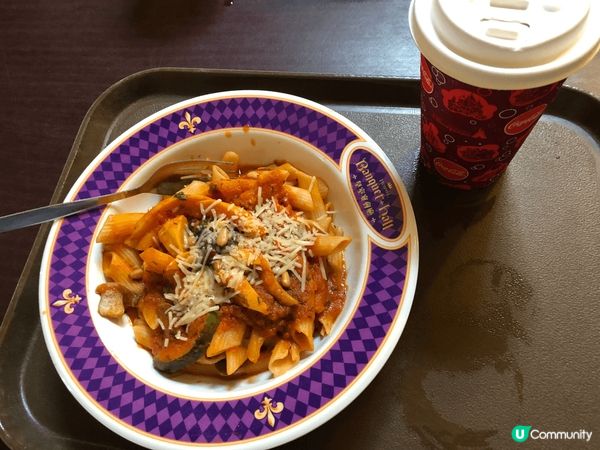 廸士尼城堡皇室宴會廳，有多國食品可選擇，而且味道都ok，仲有...