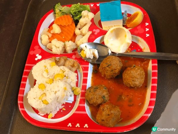 廸士尼城堡皇室宴會廳，有多國食品可選擇，而且味道都ok，仲有...