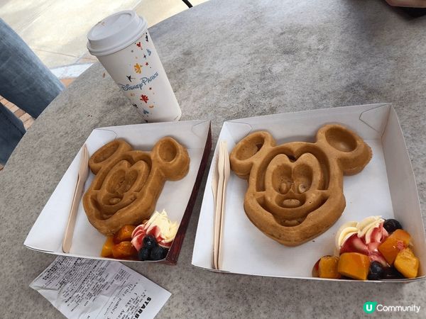 廸士尼城堡皇室宴會廳，有多國食品可選擇，而且味道都ok，仲有...