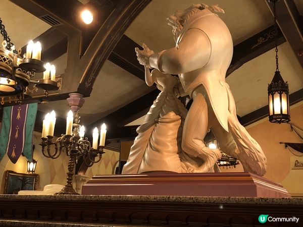 廸士尼城堡皇室宴會廳，有多國食品可選擇，而且味道都ok，仲有...