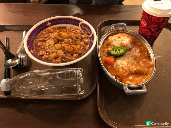 廸士尼城堡皇室宴會廳，有多國食品可選擇，而且味道都ok，仲有...