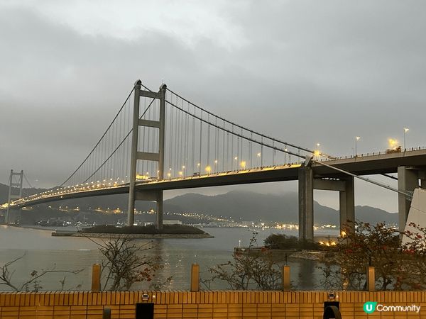 雖然天色不太好，香港的青馬大橋，從不同角度欣賞，而晚上亮著橋...