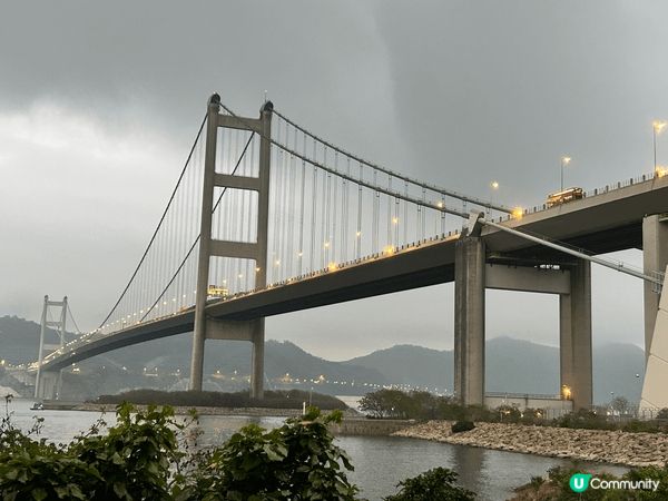 雖然天色不太好，香港的青馬大橋，從不同角度欣賞，而晚上亮著橋...