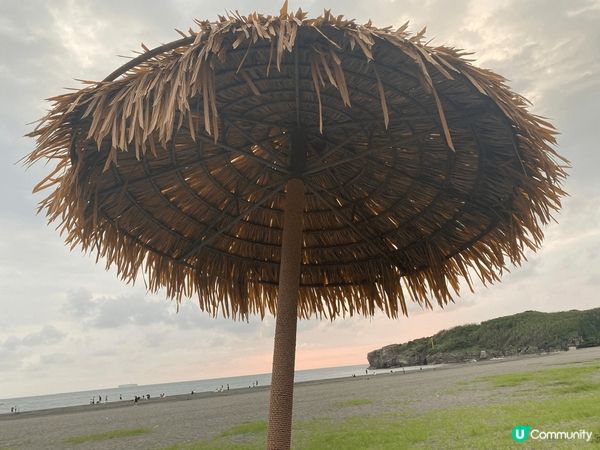 🌅 黃昏將至，我獨自在台灣高雄市旗津遼闊的沙灘上尋了張長椅，...