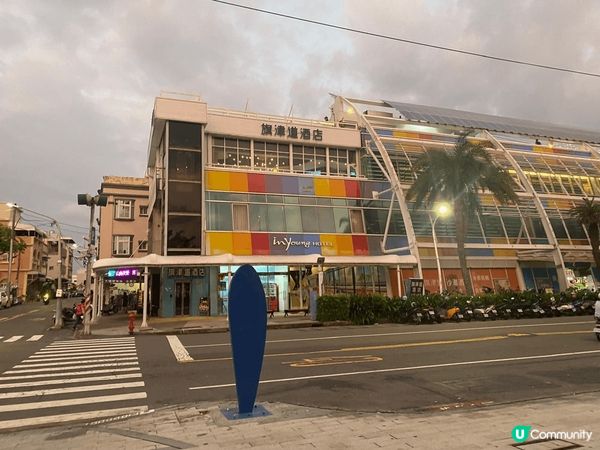 🌅 黃昏將至，我獨自在台灣高雄市旗津遼闊的沙灘上尋了張長椅，...