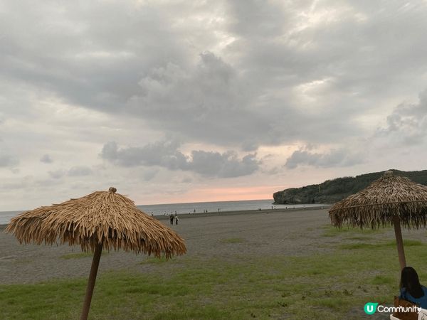 🌅 黃昏將至，我獨自在台灣高雄市旗津遼闊的沙灘上尋了張長椅，...